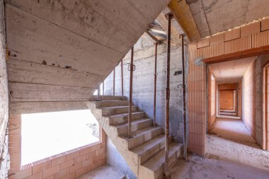 Kaldırma sahasında tamamlanmamış beton merdivenler. İnşaat. Bitmemiş bina. Merdivenler.