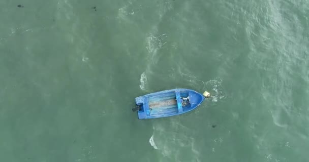 Top View Lonely Fishing Boat Ocean Sea — стоковое видео