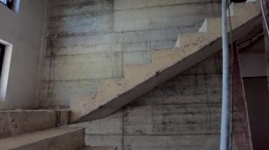 Kaldırma sahasında tamamlanmamış beton merdivenler. İnşaat. Bitmemiş bina. Merdivenler.