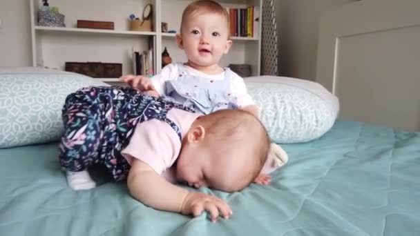 Дві Сестри Дівчата Розважаються Ліжку Дві Дитини Близнюки — стокове відео