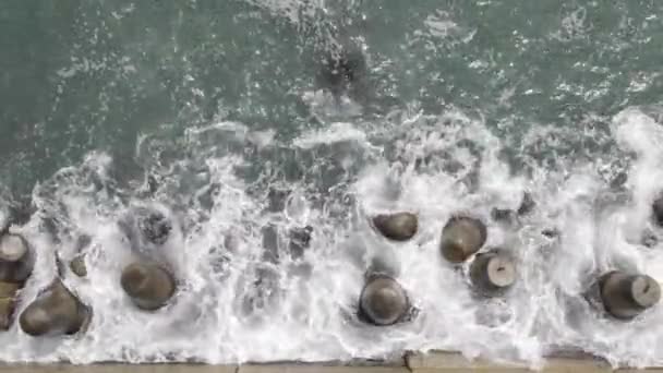 Top View Waves Crushing Coast Line Concrete Tetrapods — Stockvideo