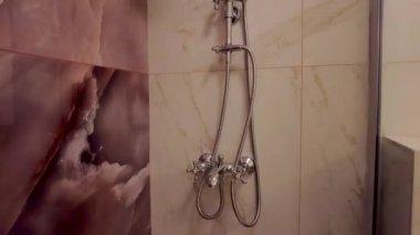 Modern duş. Mermer duvarlar. Banyo içi. Temiz temiz banyo..