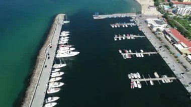 Limanda demirli yatların havadan görüntüsü. Yat limanı ve yelkenli tekneleri