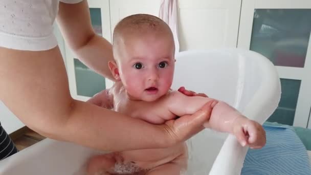 Mamá Toma Baño Para Bebé Recién Nacido Hora Del Baño — Vídeo de stock