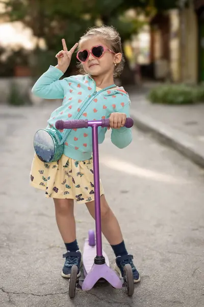 Gelukkig Klein Meisje Spelen Met Zijn Scooter Outdoor — Stockfoto