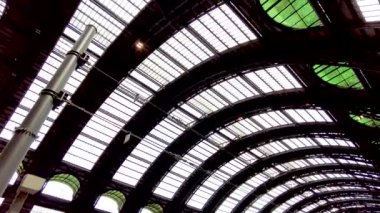 Milan tren istasyonunun tavanının ayrıntıları. Milan Merkez İstasyonu iç görünümü.