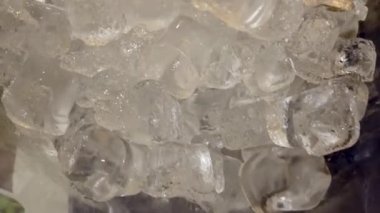 Buz kovasında buz kepçesi ve buz