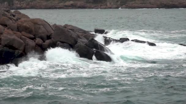 Κύματα Που Συνθλίβουν Την Ακτογραμμή Βράχια — Αρχείο Βίντεο