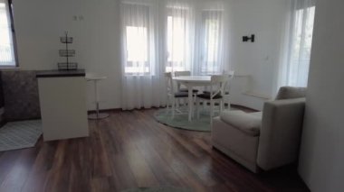 İç mekan. Modern mutfak ve oturma odası manzarası. Yeni ev