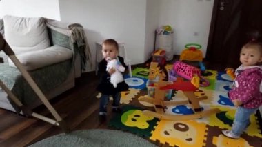 Evde tahta atlarla oynayan iki kız kardeş. Hareketi Durdur