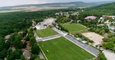 Birçok futbol sahası, futbol sahaları. Çocuklar futbol oynuyor. Bir futbol turnuvası