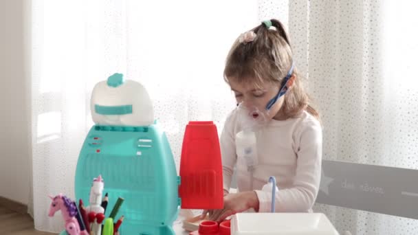 Astım Spreyi Maskesi Takmış Şirin Bir Kız Oyuncaklarla Oynamak Evde — Stok video