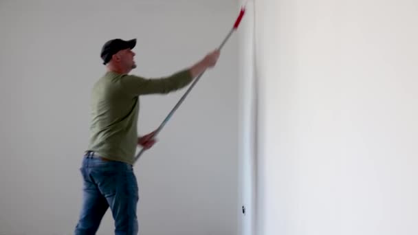 Mann Bemalt Wand Mit Rolle Während Zimmer Wohnung Renoviert Maler — Stockvideo