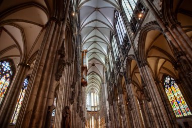 Köln Katedrali İçi ve Lekeli Cam. Zengin iç dekorasyon. Gotik mimari tarzı. Ünlü katedral, Kolner Dom, Almanya