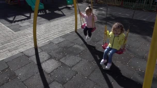 Deux Petites Filles Jouant Terrain Jeu Sœurs Balançant Une Balançoire — Video