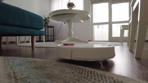 Robot Próżniowy Sprzątający Domu Robot Odkurzacz Nowoczesnym Domu Inteligentna Technologia — Wideo stockowe