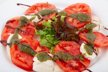 Peynirli, domatesli ve fesleğenli Caprese salatası