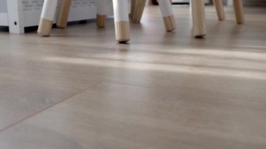 Yeni kaplama döşeme. Kahverengi ahşap desenli işlenmiş parke.