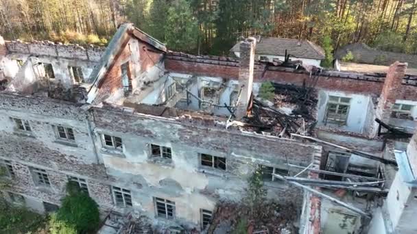 Καταστράφηκε Σπίτι Καταστράφηκε Σχολικό Κτίριο Εγκαταλελειμμένο Σχολείο Στο Δάσος — Αρχείο Βίντεο