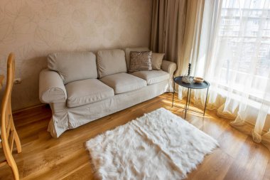 Yeni modern oturma odası. Yeni evim. İç fotoğrafçılık. Ahşap zemin.