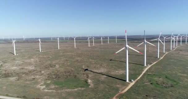 Farma Turbin Wiatrowych Wiatrak Produkcji Energii Elektrycznej Zielona Energia Energia — Wideo stockowe
