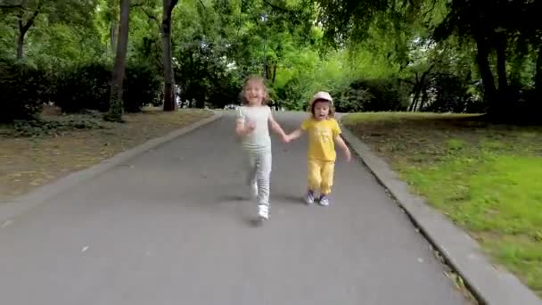 Dwie Małe Dziewczynki Biegające Parku Szczęśliwe Siostry Dobrze Się Bawią — Wideo stockowe