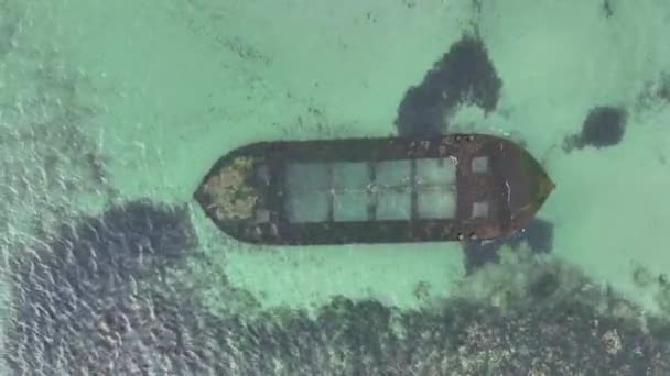沈没したボートの空中視界 ビーチの近くの浅い深さで沈没した船 — ストック動画