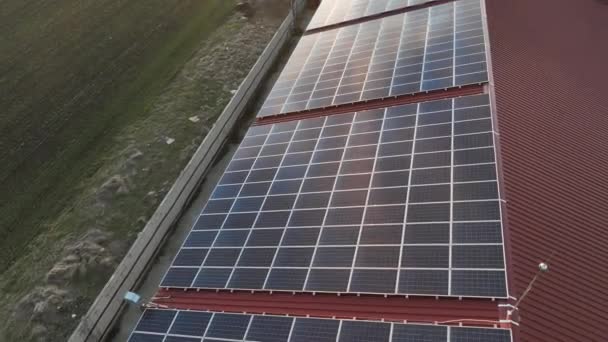 Vista Aérea Los Paneles Solares Techo Del Edificio Instalación Paneles — Vídeo de stock