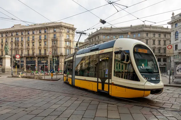 Milan, İtalya 23.07.2023. Şehir tarihi merkezinin bir caddesinde modern tramvay. Milano, İtalya