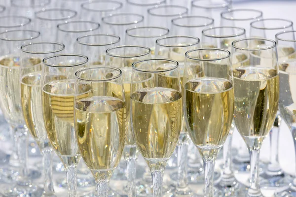 シャンパン 提供する準備ができてでいっぱい結婚式のメガネ — ストック写真