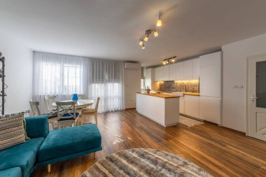 Yeni modern oturma odası ile mutfak. Yeni ev. İç fotoğraf. Ahşap zemin