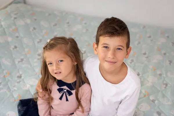 Bruder Mit Seiner Kleinen Schwester Hause Glückliche Schwester Und Bruder — Stockfoto