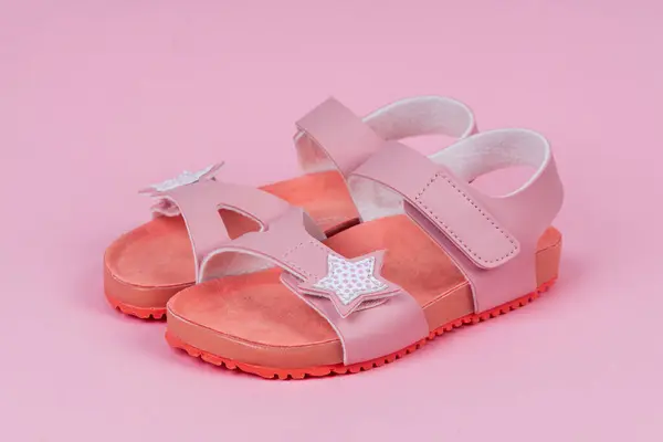 Dwie Różowe Sandały Różowym Tle Cute Różowe Sandały Dla Małej — Zdjęcie stockowe