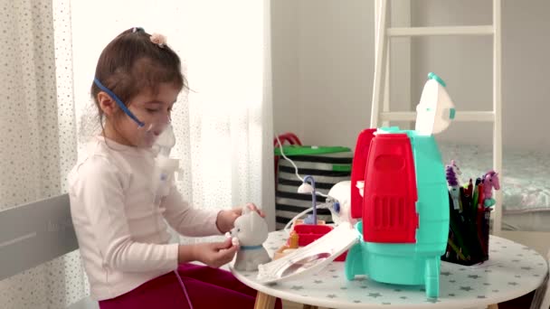 Menina Bonito Máscara Inalador Brincar Com Brinquedos Procedimento Inalação Casa — Vídeo de Stock