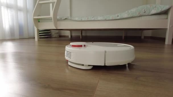 家庭で掃除する掃除機 現代の家庭ではロボット掃除機 スマートクリーニング技術 — ストック動画