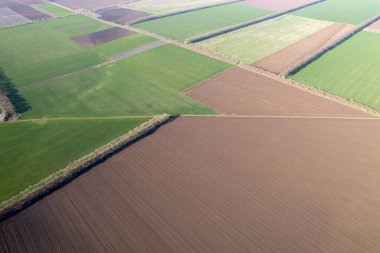 Çeşitli tarım türlerine sahip alanların havadan görünüşü. 