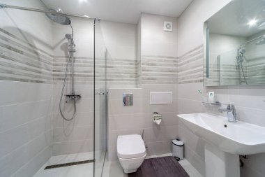 Temiz, şık tasarımcı modern banyo. Lüks evdeki banyo. Cam duşlu.