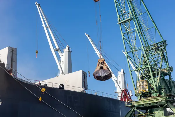 在港口用起重机装卸干货船 装上货轮货舱 — 图库照片