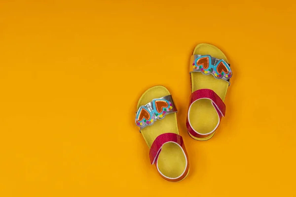 Roztomilé Sandály Pro Děti Žlutém Pozadí Holčičí Sandály — Stock fotografie