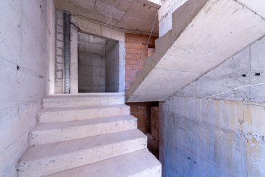 Kaldırma sahasında tamamlanmamış beton merdivenler. İnşaat. Bitmemiş bina. Merdivenler.