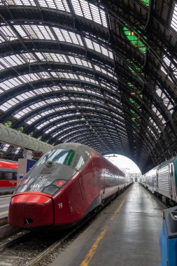 Milan, İtalya - 22 Temmuz 2023: Milano Merkez Tren İstasyonu 'ndaki Nuovo Trasporto Viaggiatori NTV' nin yüksek hızlı trenleri