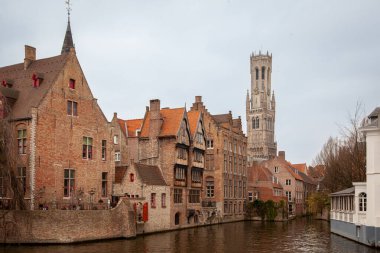 Brugge, Belçika kanalları boyunca güzel evler. Avrupa 'da turizm beldesi