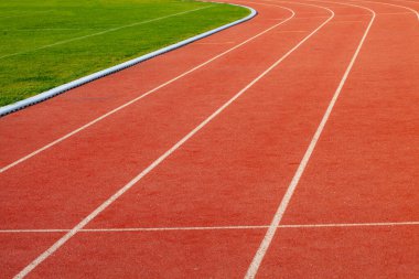 Stadyumda kırmızı atletik koşu pisti. Lastik kaplama.