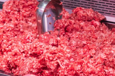 Kasapta kıyma. Domuz eti pazarda satılmaya hazır..