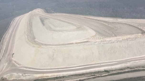 从空中俯瞰化学残留物的表面尾矿池 化工厂废物的尾矿池 — 图库视频影像