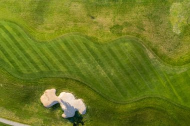güzel, yeşil bir golf sahasının havadan görünümü