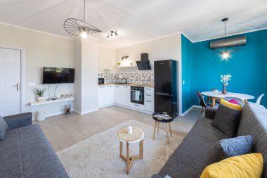 Mutfağı olan yeni modern oturma odası. Yeni evim. İç fotoğrafçılık