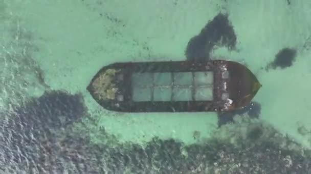 俯瞰沉船的航景 浅水区的沉船 靠近海滩 — 图库视频影像