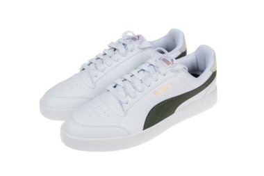 Varna, Bulgaristan - 13 Ekim 2023. Beyaz PUMA Shuffle spor ayakkabıları, izole edilmiş. Puma, büyük bir Alman çokuluslu şirketi. Ürün çekimi