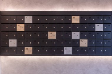 Modern apartmanda birçok posta kutusu var. Bir apartmanda posta kutuları.